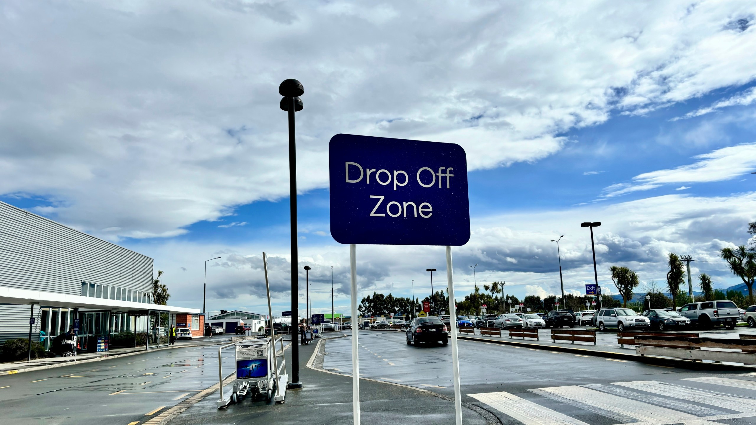 A sign for the drop off area is displayed at the Dunedin airport in Momona, New Zealand, Oct. 8, 2024. The New Zealand airport has imposed is a three-minute time limit on farewell hugs in the drop off area to prevent traffic jams. Travellers wanting to embrace for longer can relocate to the parking lot. (Sarah Soper/Dunedin Airport via AP)