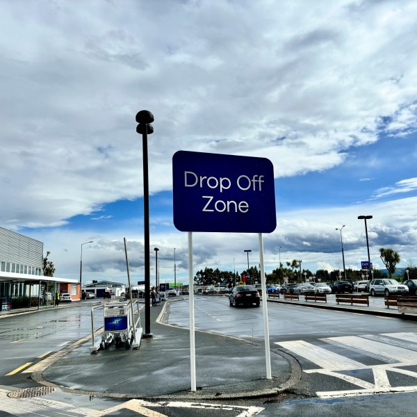 A sign for the drop off area is displayed at the Dunedin airport in Momona, New Zealand, Oct. 8, 2024. The New Zealand airport has imposed is a three-minute time limit on farewell hugs in the drop off area to prevent traffic jams. Travellers wanting to embrace for longer can relocate to the parking lot. (Sarah Soper/Dunedin Airport via AP)