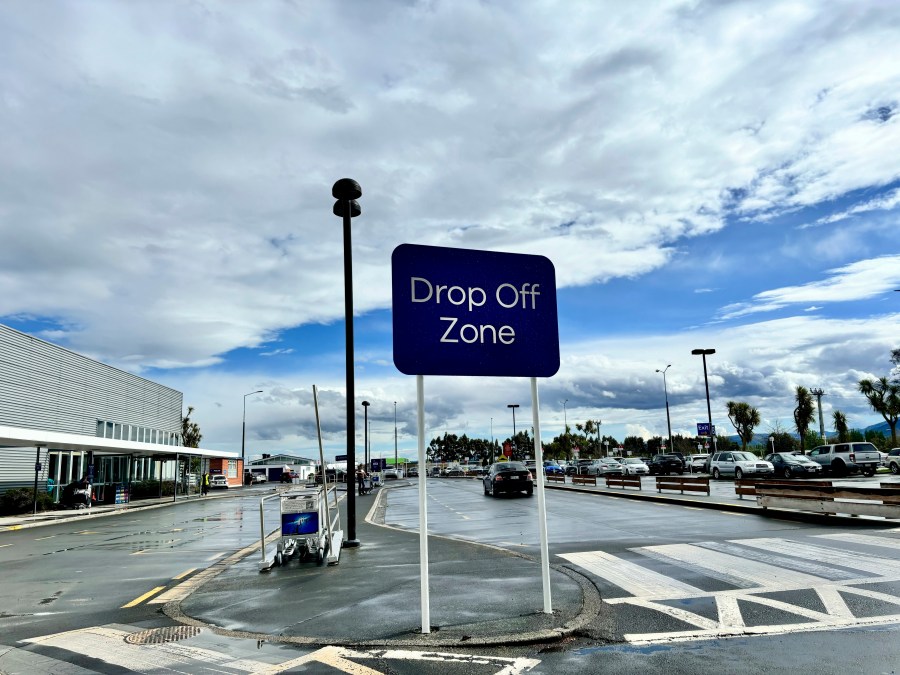 A sign for the drop off area is displayed at the Dunedin airport in Momona, New Zealand, Oct. 8, 2024. The New Zealand airport has imposed is a three-minute time limit on farewell hugs in the drop off area to prevent traffic jams. Travellers wanting to embrace for longer can relocate to the parking lot. (Sarah Soper/Dunedin Airport via AP)