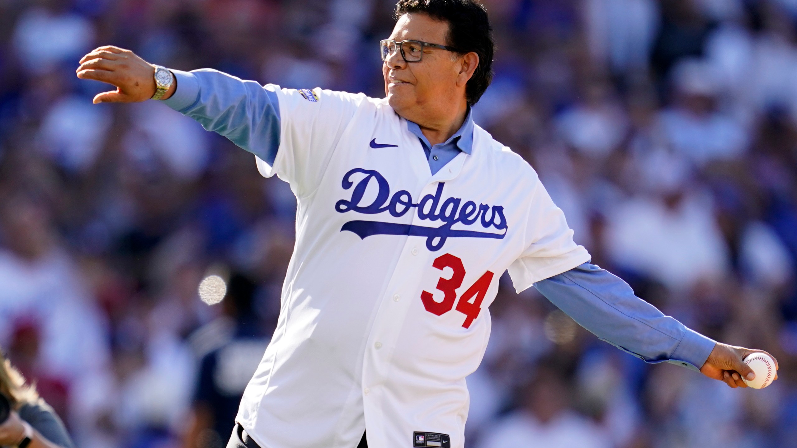 FILE - Former Los Angeles Dodgers pitcher Fernando Valenzuela throws the ceremonial first pitch during the MLB All-Star baseball game, July 19, 2022, in Los Angeles. Fernando Valenzuela, the Mexican-born phenom for the Los Angeles Dodgers who inspired “Fernandomania” while winning the NL Cy Young Award and Rookie of the Year in 1981, has died Tuesday, Oct. 22, 2024.(AP Photo/Abbie Parr, File)