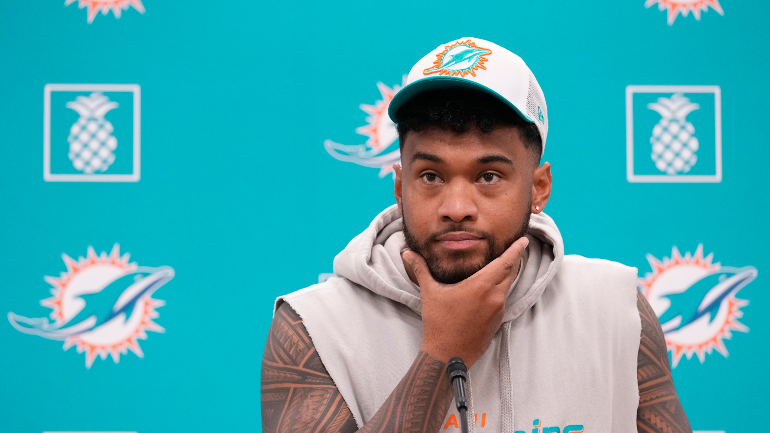 El quarterback Tua Tagovailoa de los Dolphins de Miami durante una rueda de prensa, el lunes 21 de octubre de 2024, en Miami Gardens, Florida. (AP Foto/Wilfredo Lee)