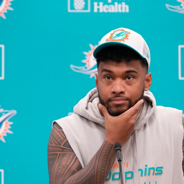 El quarterback Tua Tagovailoa de los Dolphins de Miami durante una rueda de prensa, el lunes 21 de octubre de 2024, en Miami Gardens, Florida. (AP Foto/Wilfredo Lee)