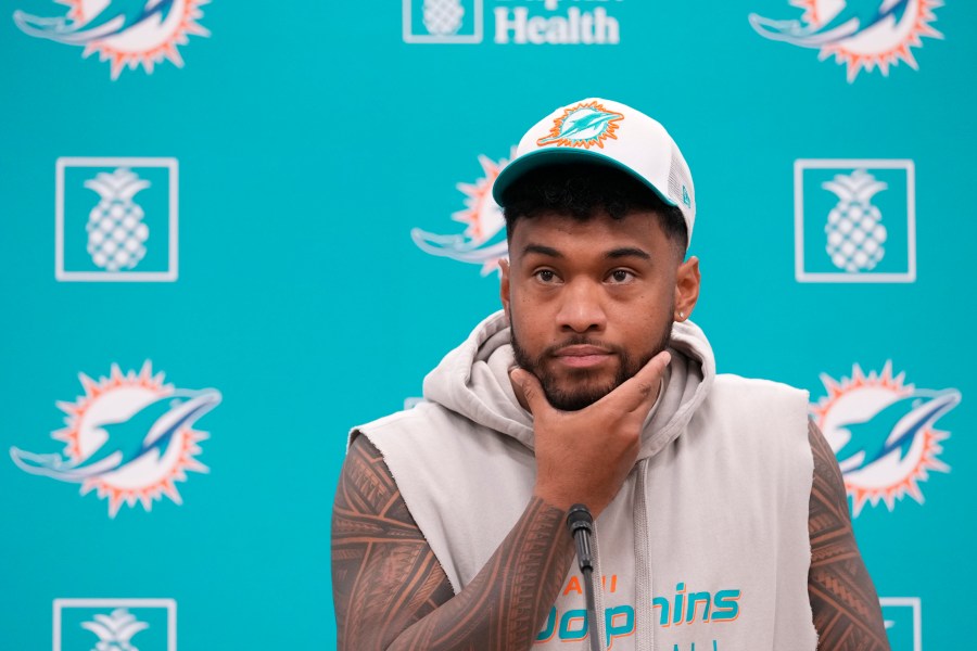 El quarterback Tua Tagovailoa de los Dolphins de Miami durante una rueda de prensa, el lunes 21 de octubre de 2024, en Miami Gardens, Florida. (AP Foto/Wilfredo Lee)