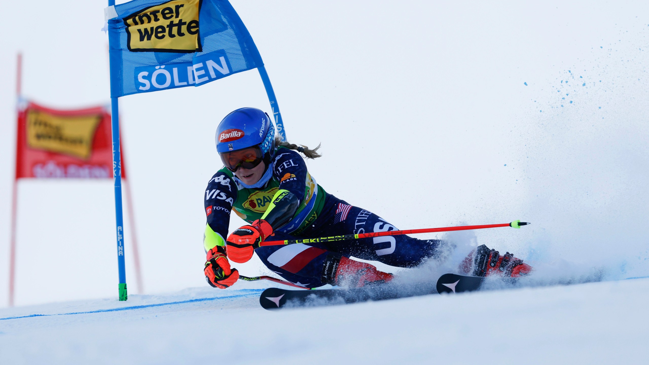 United States' Mikaela Shiffrin speeds down the course during an alpine ski, women's World Cup giant slalom, in Soelden, Austria, Saturday, Oct. 26, 2024. (AP Photo/Alessandro Trovati)