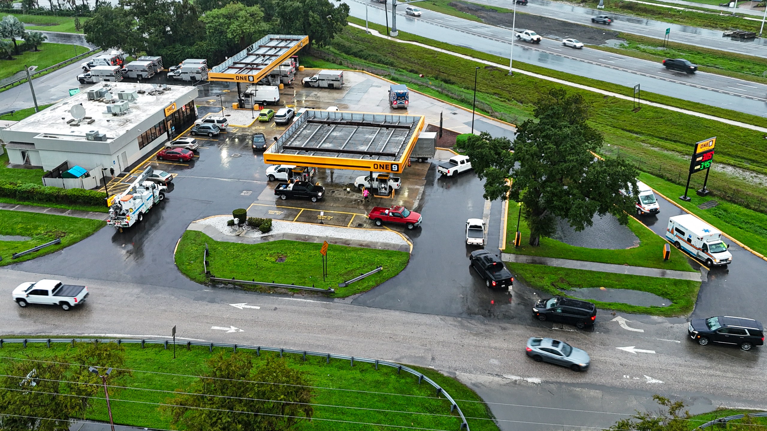 A drone shot of people lining up in their cars for fuel at a gas station in Florida.