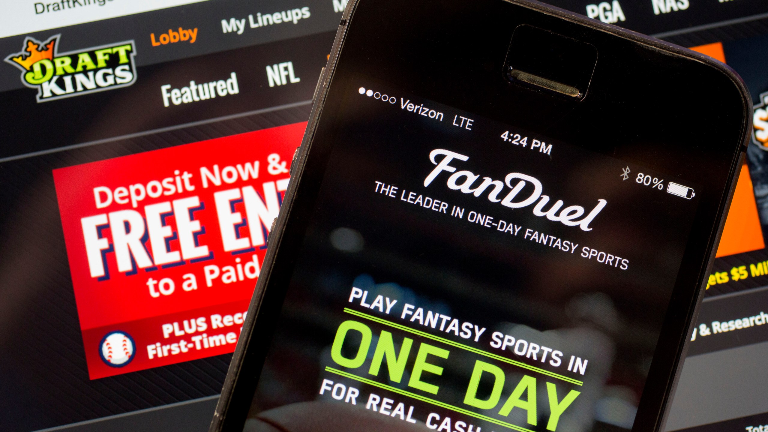 The logos for sports betting apps FanDuel and DraftKings.