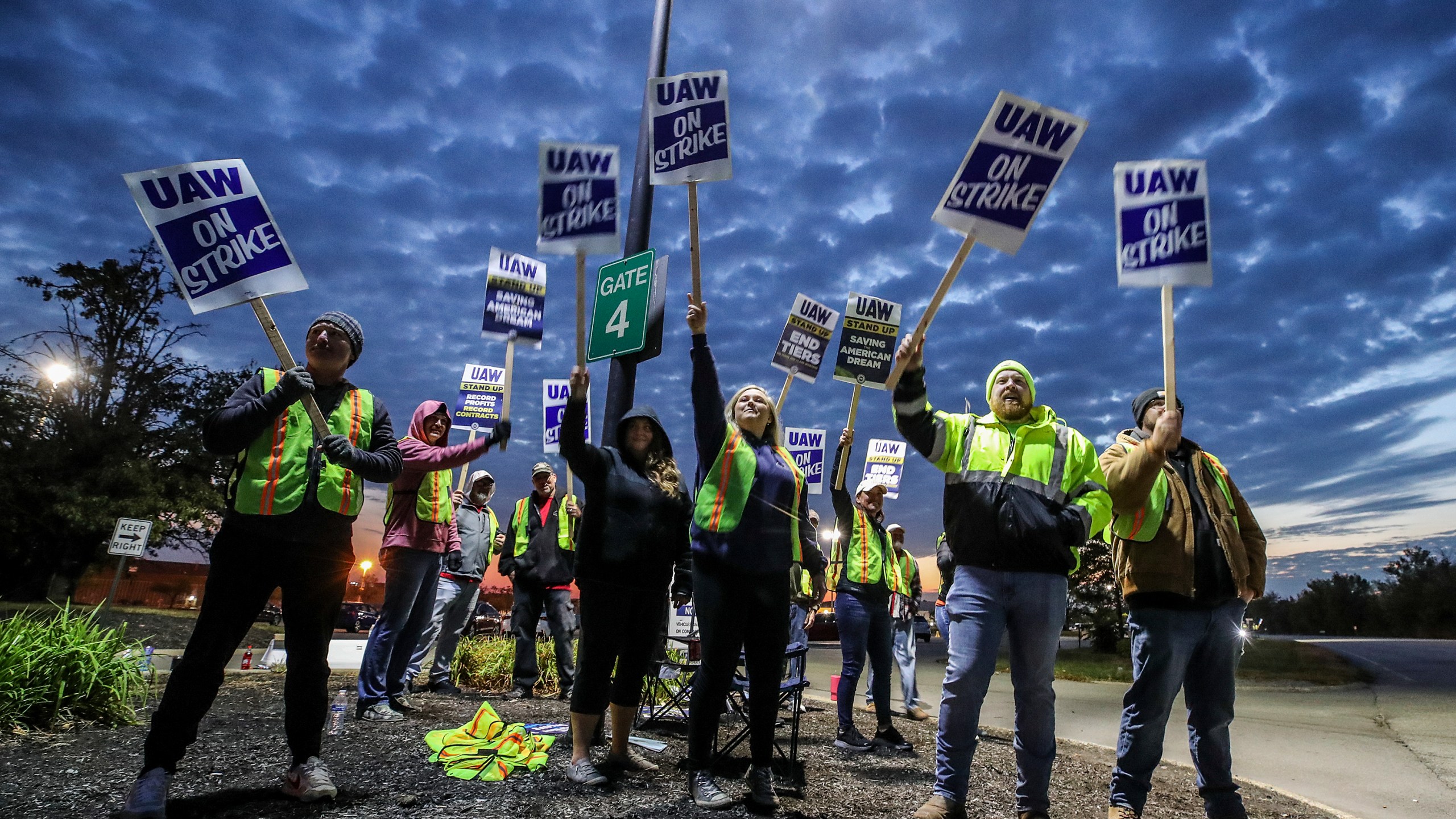 FILE - United Auto Workers members strike outside of Ford's Kentucky Truck Plant in Louisville, Ky. on Oct. 12, 2023. (Michael Clevenger/Courier Journal via AP, File)