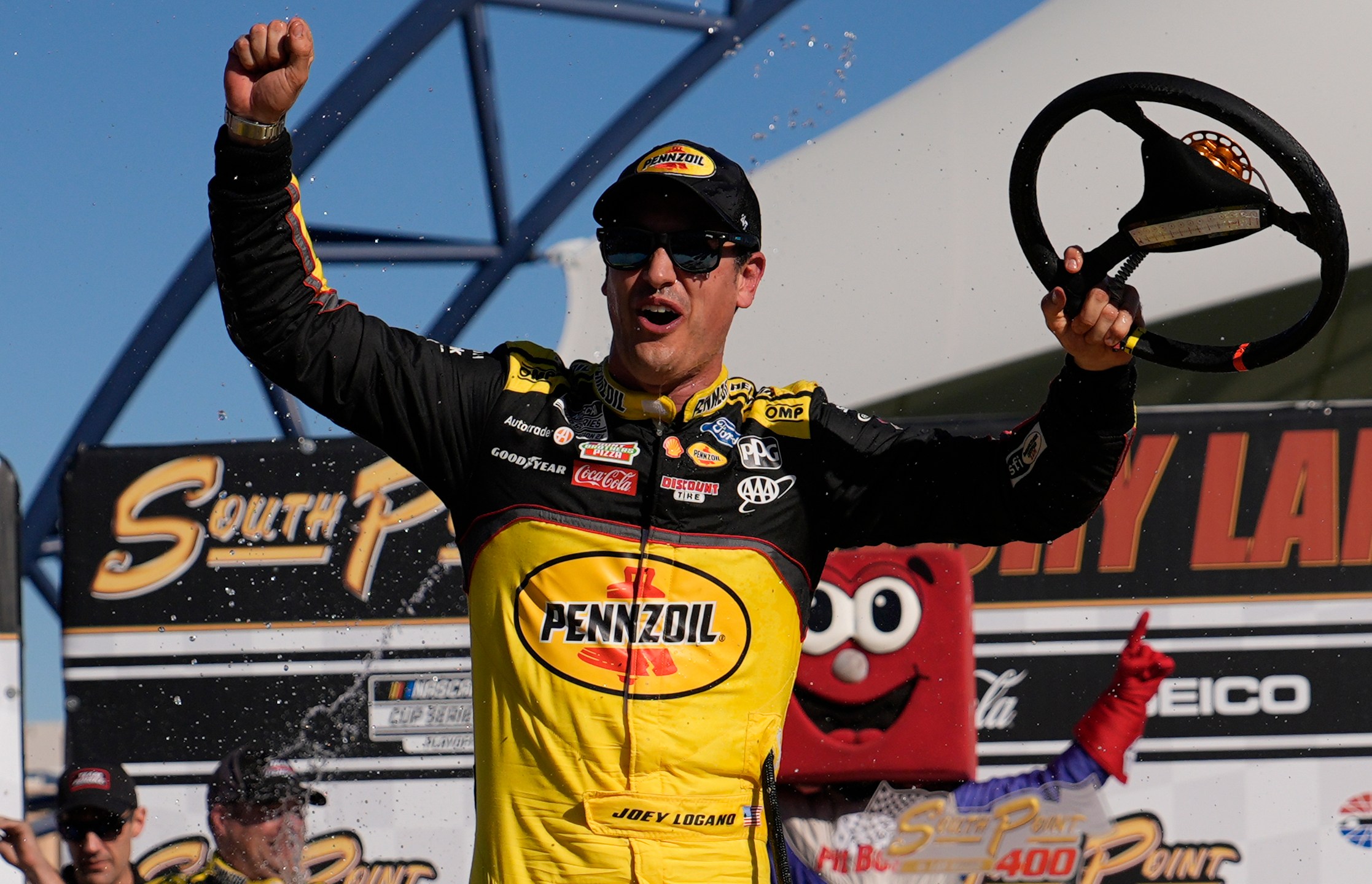 El piloto de la NASCAR Cup Series, Joey Logano (22), celebra después de ganar una carrera automovilística de la NASCAR Cup Series el domingo 20 de octubre de 2024 en Las Vegas. (AP Foto/John Locher)