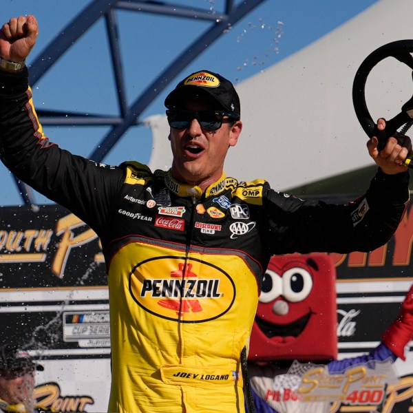 El piloto de la NASCAR Cup Series, Joey Logano (22), celebra después de ganar una carrera automovilística de la NASCAR Cup Series el domingo 20 de octubre de 2024 en Las Vegas. (AP Foto/John Locher)