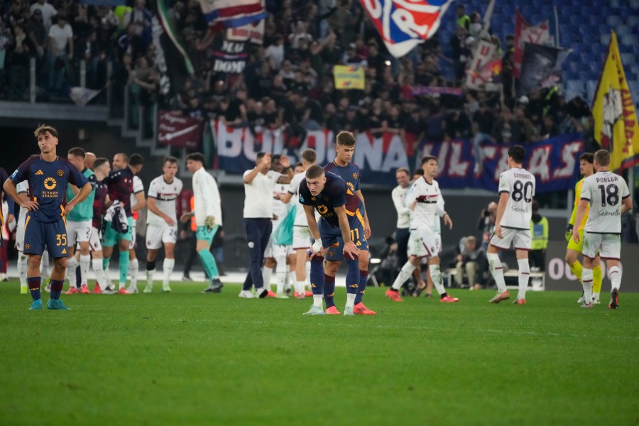 Roma players stand dejected after the Serie A soccer match between Roma and Bologna at Rome's Olympic Stadium, Sunday, Nov. 10, 2024. (AP Photo/Gregorio Borgia)