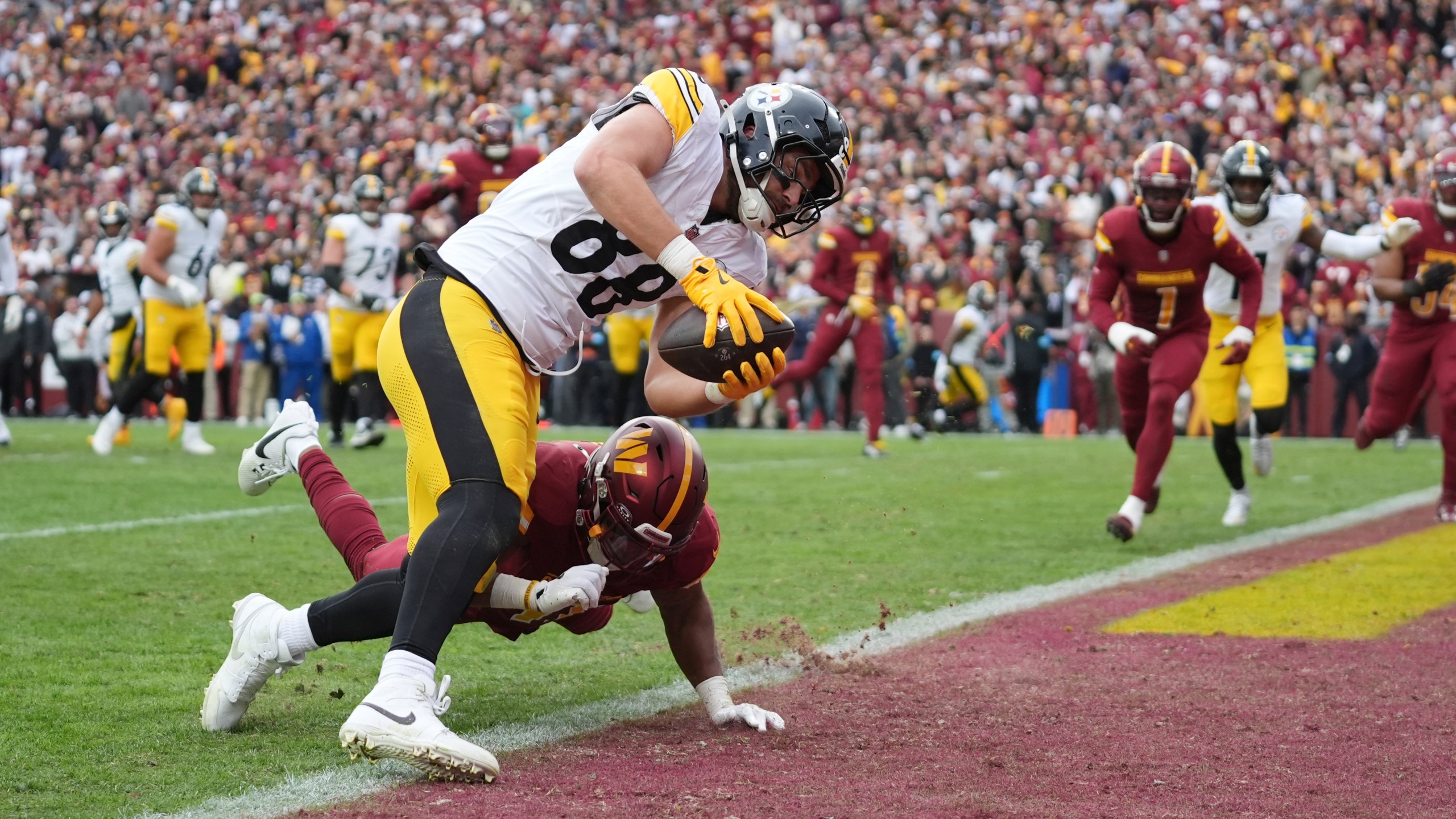 Pittsburgh Steelers tight end Pat Freiermuth (88) runs into the endzone after a 3-yard receptioin during the first half of an NFL football game against the Washington Commanders, Sunday, Nov. 10, 2024, in Landover, Md. (AP Photo/Stephanie Scarbrough)