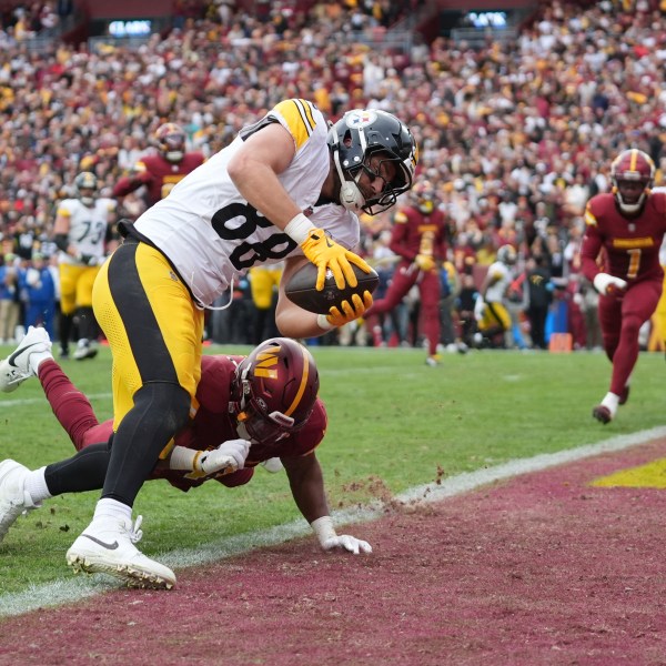 Pittsburgh Steelers tight end Pat Freiermuth (88) runs into the endzone after a 3-yard receptioin during the first half of an NFL football game against the Washington Commanders, Sunday, Nov. 10, 2024, in Landover, Md. (AP Photo/Stephanie Scarbrough)