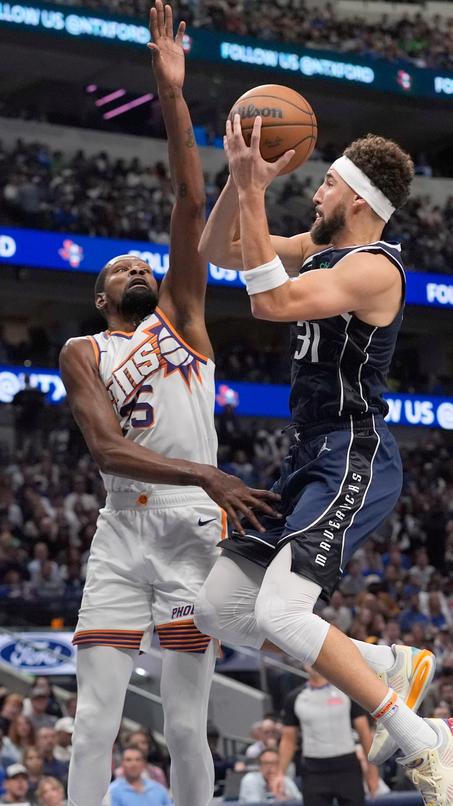 Dallas Mavericks guard Klay Thompson (31) drives against Phoenix Suns forward Kevin Durant (35) during the second half of an NBA basketball game Friday, Nov. 8, 2024, in Dallas. (AP Photo/LM Otero)