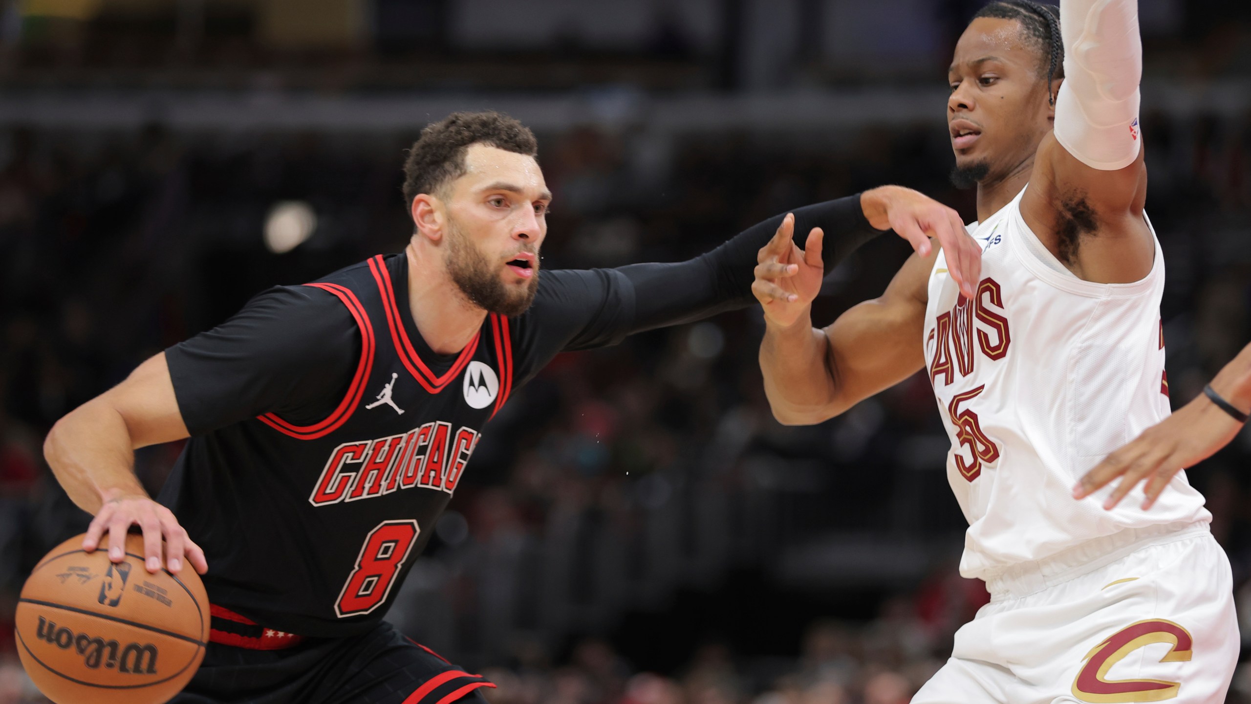 Cleveland Cavaliers forward Isaac Okoro guards Chicago Bulls guard Zach LaVine during an NBA basketball game, Monday, Nov. 11, 2024, in Chicago. (AP Photo/Melissa Tamez)