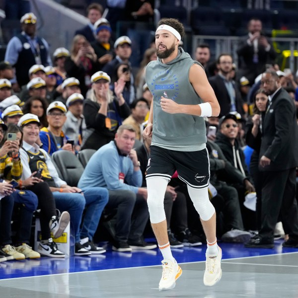 Fans cheer as Dallas Mavericks guard Klay Thompson jogs onto the court to warm up before an Emirates NBA Cup basketball game against the Golden State Warriors in San Francisco, Tuesday, Nov. 12, 2024. (AP Photo/Jeff Chiu)