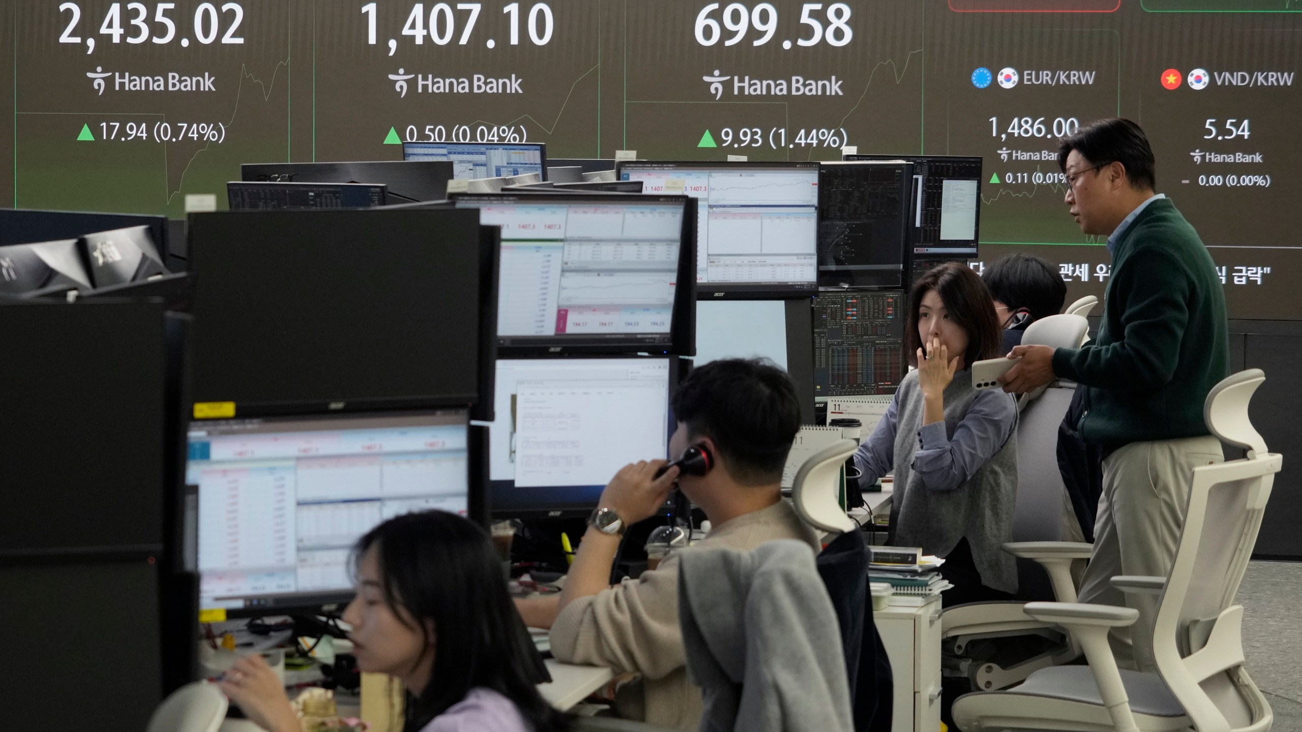 Currency traders work at the foreign exchange dealing room of the KEB Hana Bank headquarters in Seoul, South Korea, Thursday, Nov. 14, 2024. (AP Photo/Ahn Young-joon)