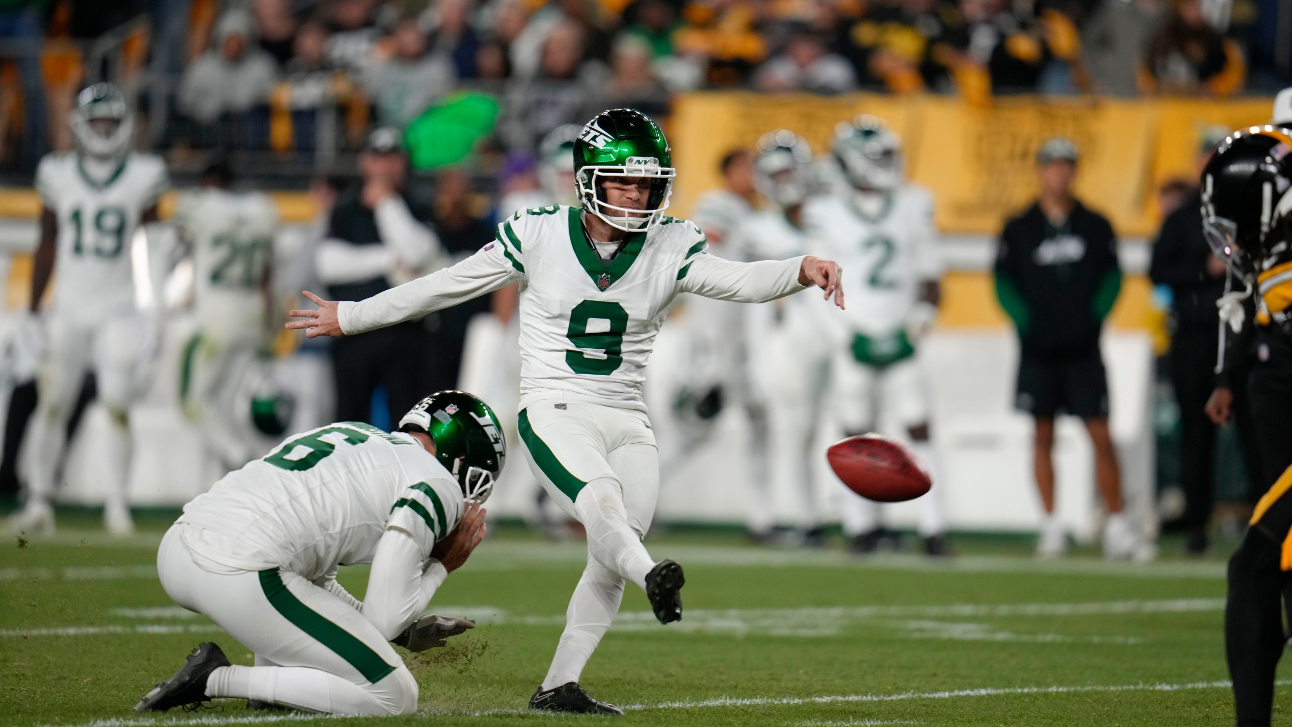 New York Jets place kicker Greg Zuerlein (9) misses a field goal in the second half of an NFL football game against the Pittsburgh Steelers in Pittsburgh, Sunday, Oct. 20, 2024. (AP Photo/Gene J. Puskar)