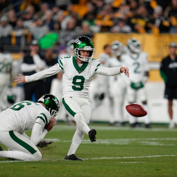 New York Jets place kicker Greg Zuerlein (9) misses a field goal in the second half of an NFL football game against the Pittsburgh Steelers in Pittsburgh, Sunday, Oct. 20, 2024. (AP Photo/Gene J. Puskar)