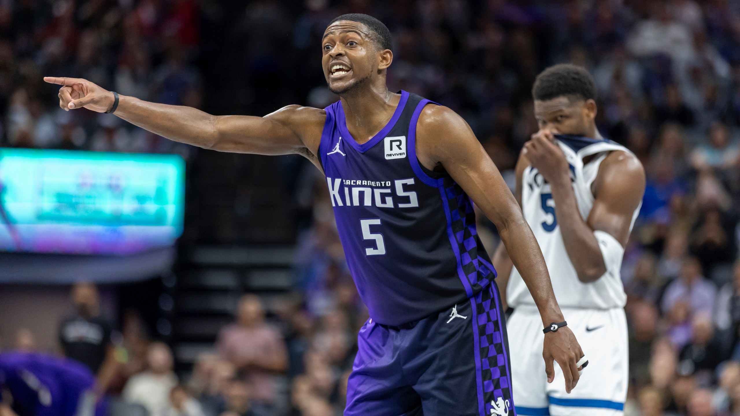 Sacramento Kings guard De'Aaron Fox calls out plays to his team during a free throw shot during the second half of an Emirates NBA Cup basketball game against the Minnesota Timberwolves, Friday, Nov. 15, 2024, in Sacramento, Calif. (AP Photo/Sara Nevis)