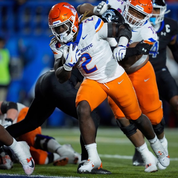 Boise State running back Ashton Jeanty (2) scores a rushing touchdown during the first half of an NCAA college football game against the San Jose State, Saturday, Nov. 16, 2024, in San Jose, Calif. (AP Photo/Godofredo A. Vásquez)