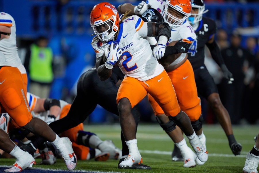 Boise State running back Ashton Jeanty (2) scores a rushing touchdown during the first half of an NCAA college football game against the San Jose State, Saturday, Nov. 16, 2024, in San Jose, Calif. (AP Photo/Godofredo A. Vásquez)