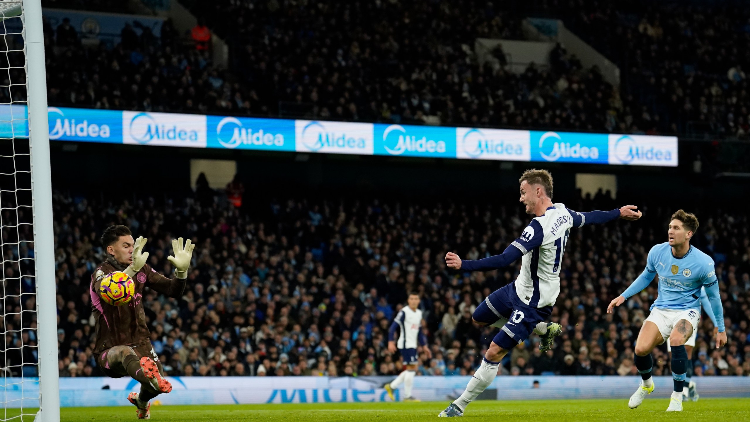 Tottenham's James Maddison, 2nd from right, scores the opening goal during the English Premier League soccer match between Manchester City and Tottenham at the Etihad Stadium in Manchester, England, Sunday, Nov. 24, 2024. (AP Photo/Dave Thompson)