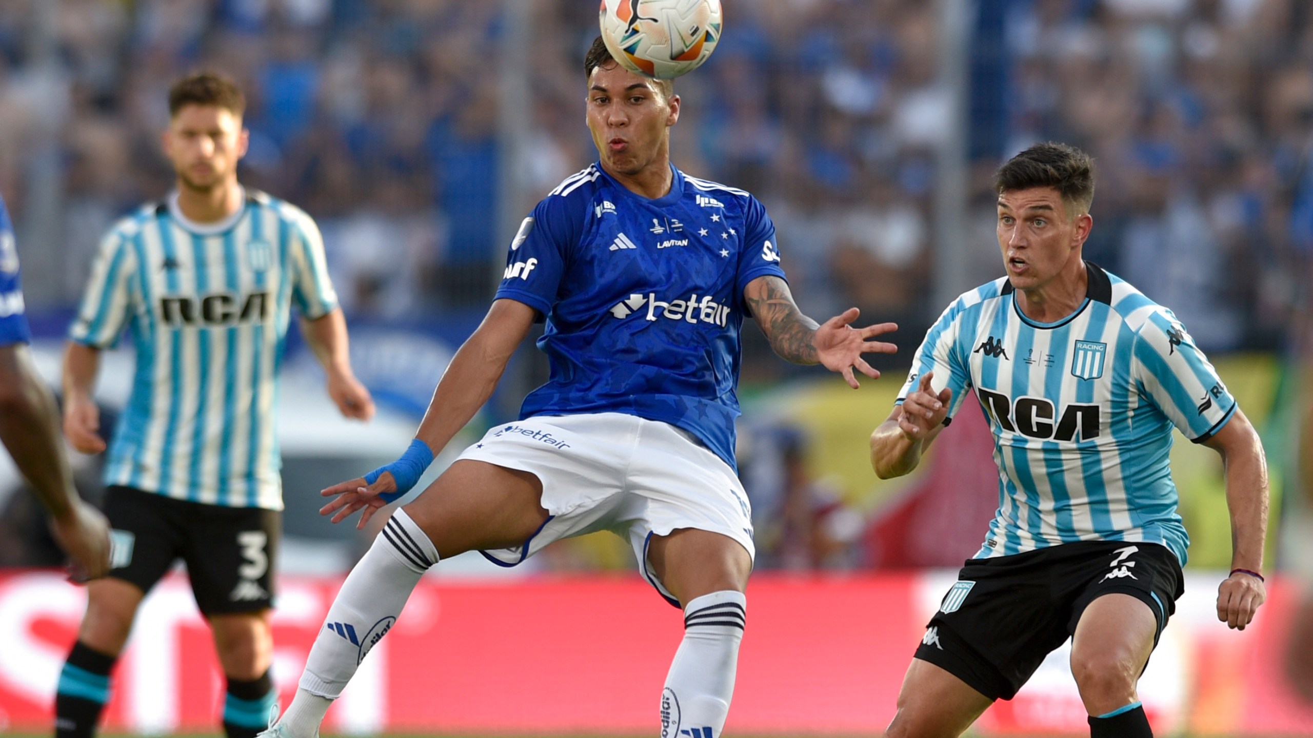 Kaio Jorge of Brazil's Cruzeiro, center, and Agustin Garcia of Argentina's Racing Club battle for the ball during the Copa Sudamericana final soccer match in Asuncion, Paraguay, Saturday, Nov. 23, 2024. (AP Photo/Gustavo Garello)