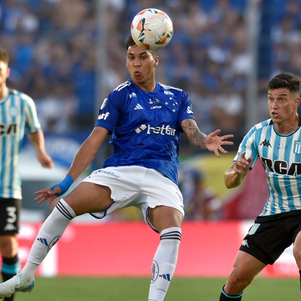 Kaio Jorge of Brazil's Cruzeiro, center, and Agustin Garcia of Argentina's Racing Club battle for the ball during the Copa Sudamericana final soccer match in Asuncion, Paraguay, Saturday, Nov. 23, 2024. (AP Photo/Gustavo Garello)