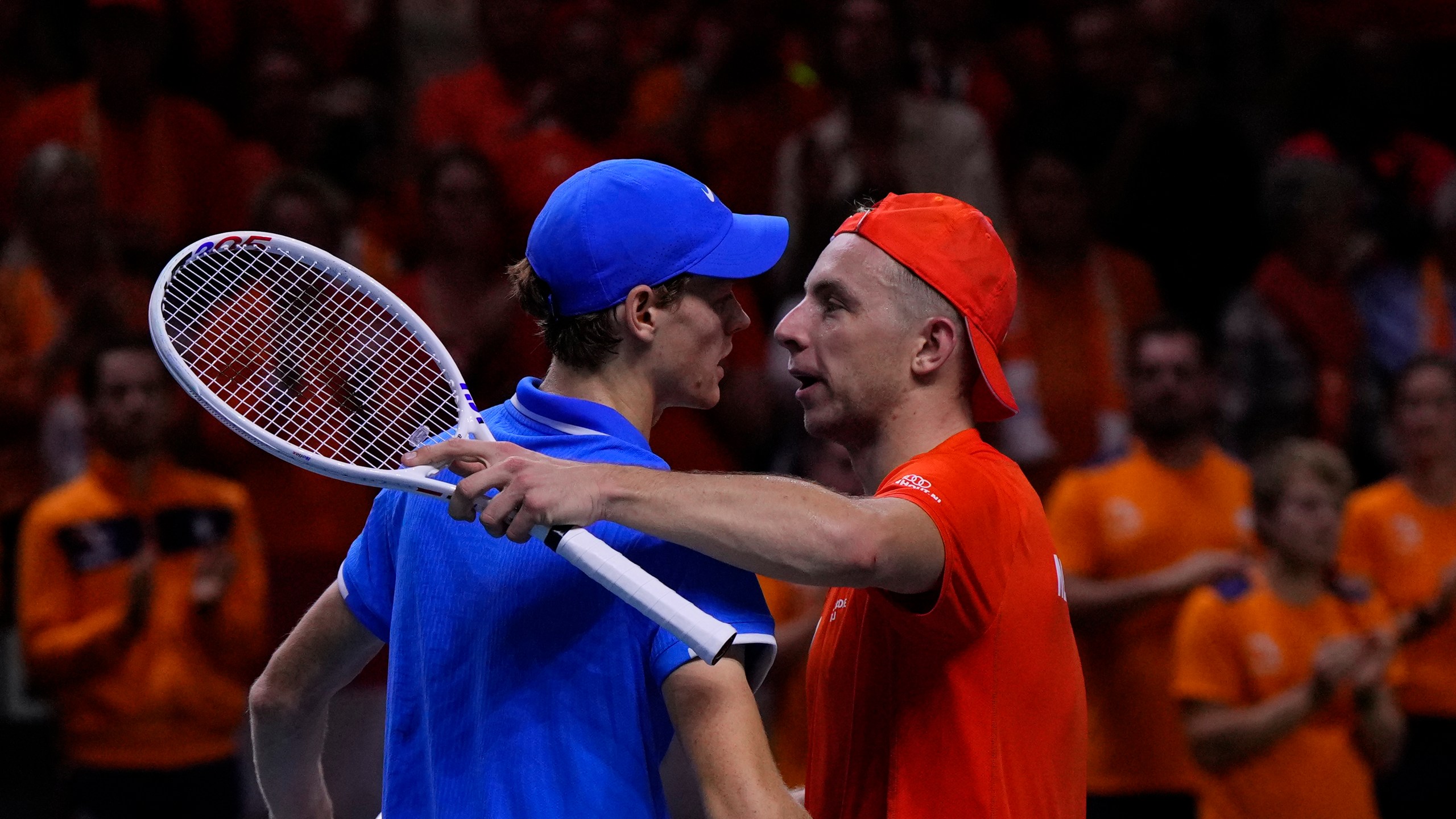 Italy's Jannik Sinner, left, hugs Netherlands' Tallon Griekspoor after their Davis Cup final tennis match between Netherlands and Italy at the Martin Carpena Sports Hall in Malaga, southern Spain, Sunday, Nov. 24, 2024. (AP Photo/Manu Fernandez)