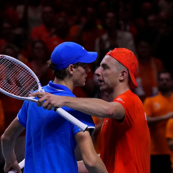 Italy's Jannik Sinner, left, hugs Netherlands' Tallon Griekspoor after their Davis Cup final tennis match between Netherlands and Italy at the Martin Carpena Sports Hall in Malaga, southern Spain, Sunday, Nov. 24, 2024. (AP Photo/Manu Fernandez)