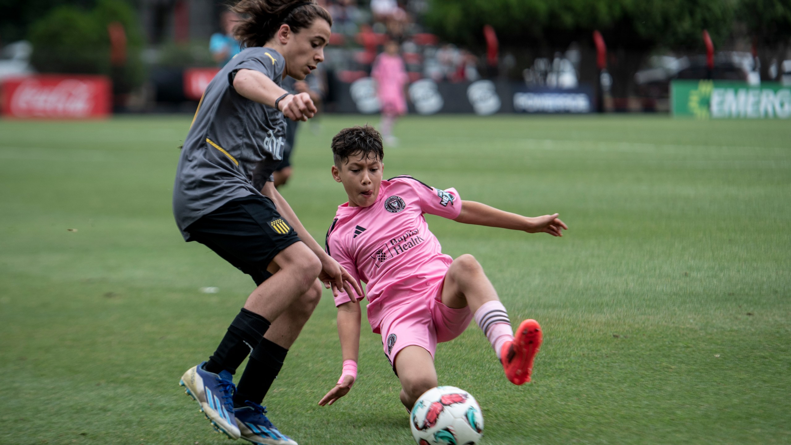 Benjamin Suarez, Luis Suarez's son, fights for the ball during a Newell's Cup soccer match against Penarol in Rosario, Argentina, Tuesday, Nov. 26, 2024. (AP Photo/Farid Dumat Kelzi)