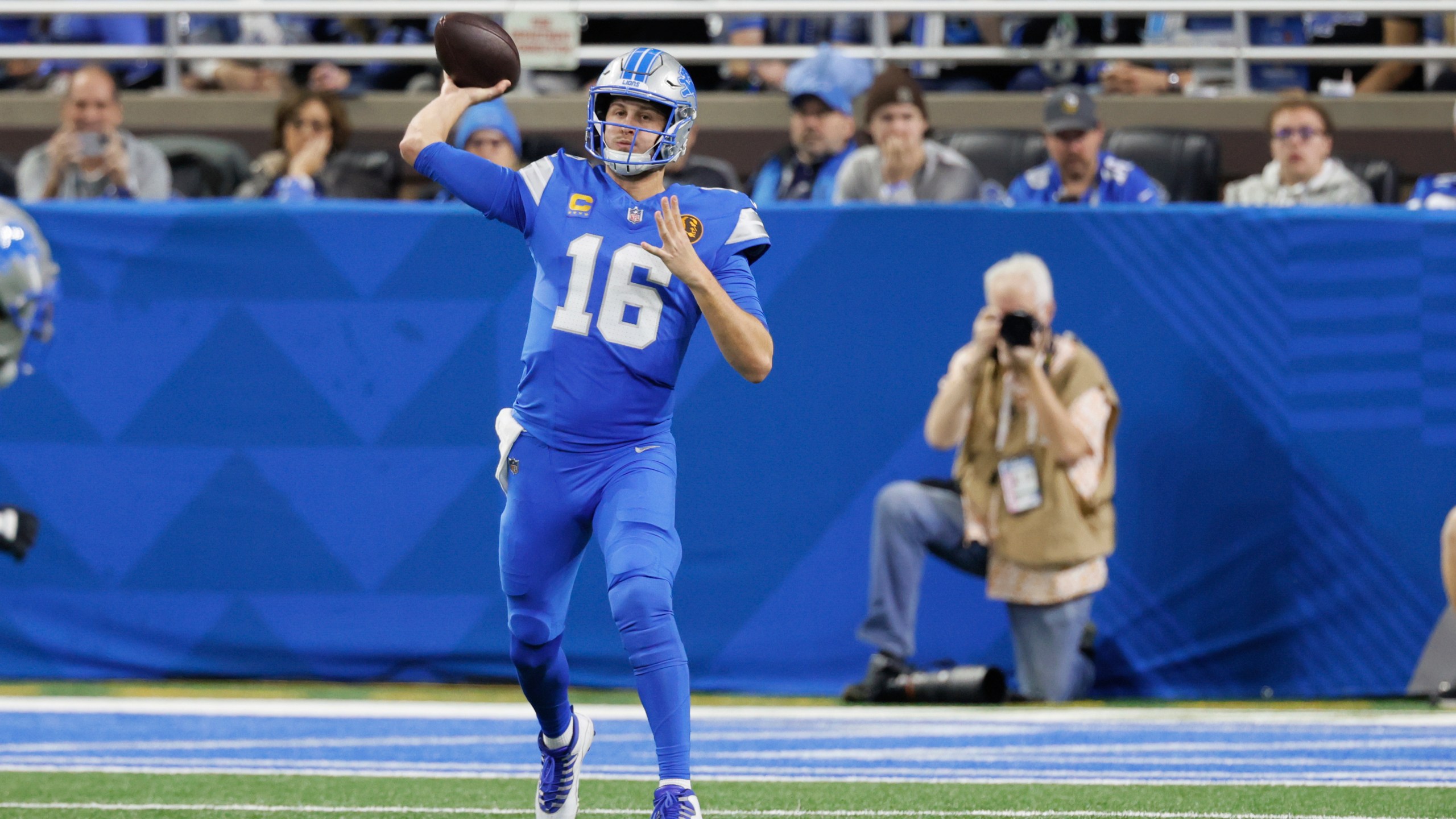 CORRECTS BYLINE Detroit Lions quarterback Jared Goff (16) throws against the Chicago Bears during the first half of an NFL football game, Sunday, Nov. 17, 2024, in Detroit. (AP Photo/Duane Burleson)