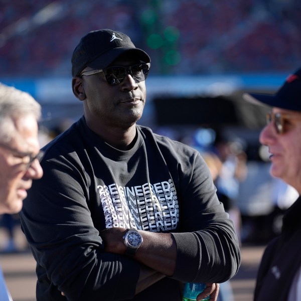 Michael Jordan y Curtis Polk, dueños de 23XI Racing observan una carrera junto al presidente de 23XI Racing Steve Lauletta en la Serie de Copa de la NASCAR el 9 de noviembre del 2024. (AP Foto/John Locher)