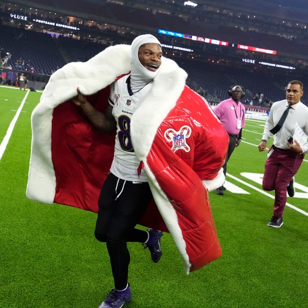 Lamar Jackson, quarterback de los Ravens de Baltimore, abandona el campo con un abrigo de Santa Claus, tras la victoria sobre los Texans de Houston, el miércoles 25 de diciembre de 2024 (AP Foto/David J. Phillip)