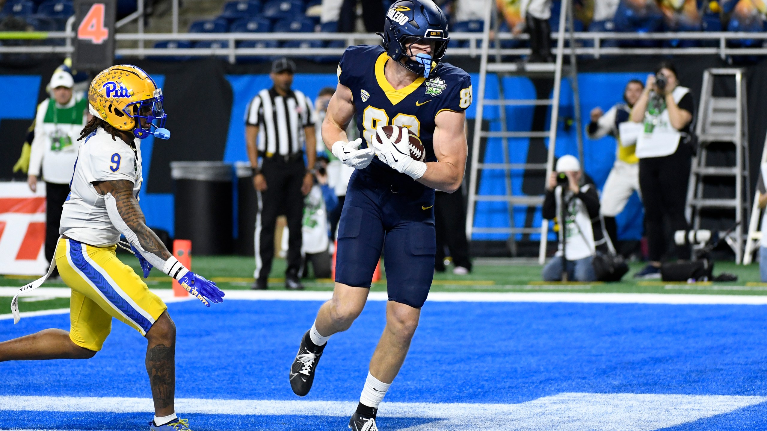 Toledo tight end Anthony Torres, right, makes a touchdown catch as Pittsburgh linebacker Kyle Louis, left, watches during the first half of the GameAbove Sports Bowl NCAA college football game, Thursday, Dec. 26, 2024, in Detroit. (AP Photo/Jose Juarez)