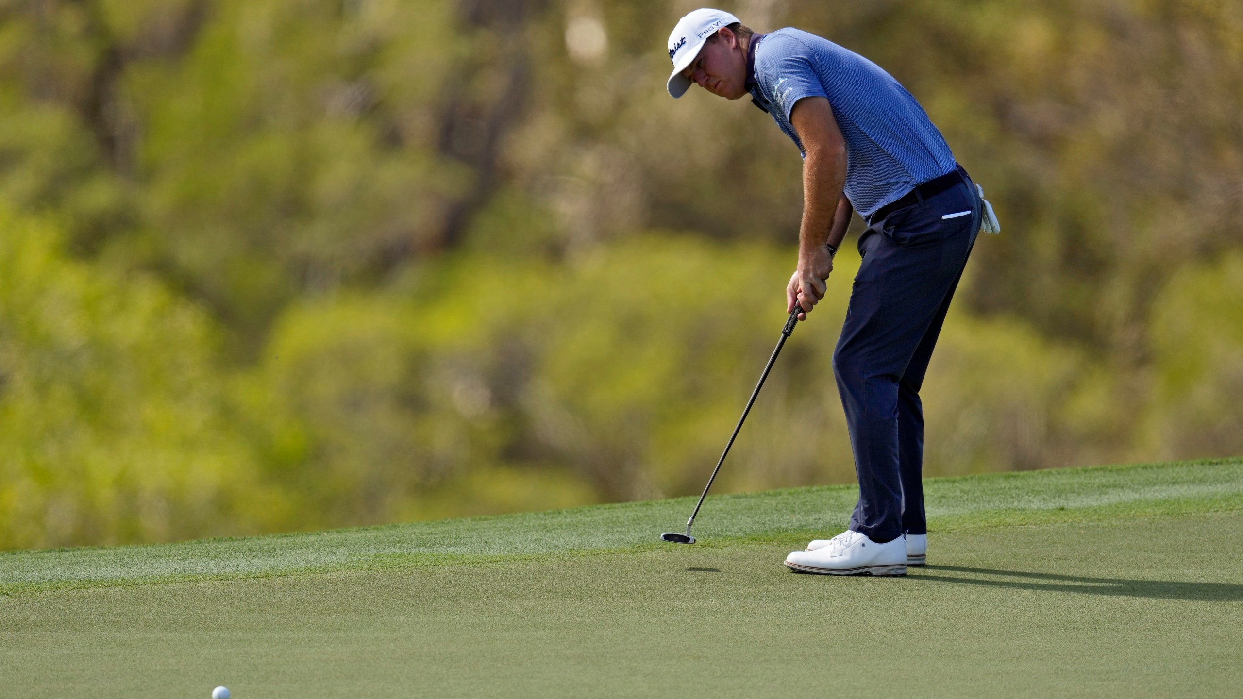 Tom Hoge putts on the 18th green during the first round of The Sentry golf event, Thursday, Jan. 2, 2025, at Kapalua Plantation Course in Kapalua, Hawaii. (AP Photo/Matt York)