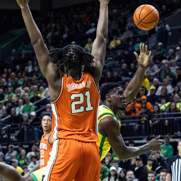 Oregon guard TJ Bamba (5) shoots against Illinois guard Tre White (22) during the first half of an NCAA college basketball game in Eugene, Ore., Thursday, Jan. 2, 2025. (AP Photo/Thomas Boyd)