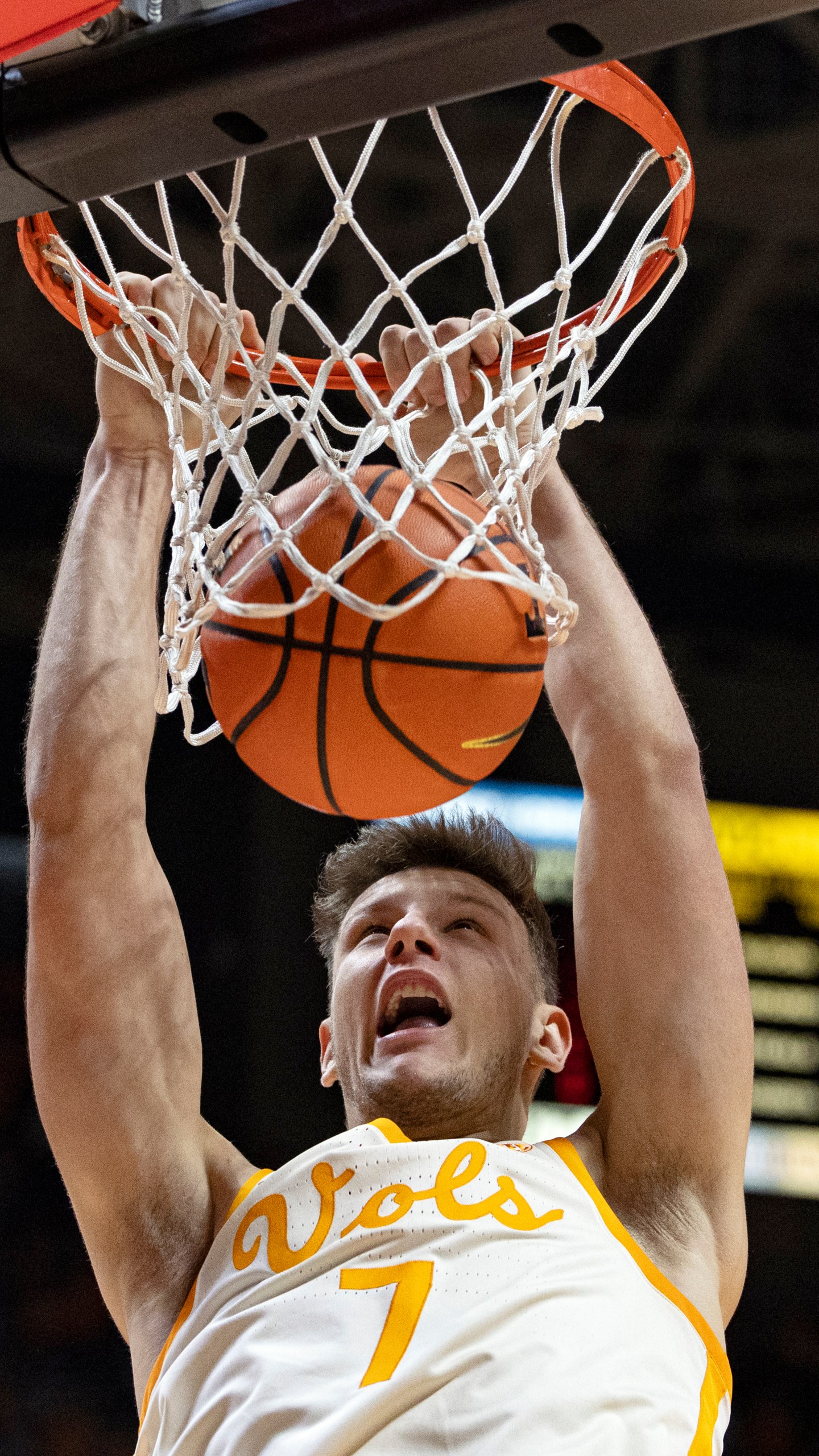 Tennessee forward Igor Milicic Jr. (7) dunks during the first half of an NCAA college basketball game against Arkansas, Saturday, Jan. 4, 2025, in Knoxville, Tenn. (AP Photo/Wade Payne)