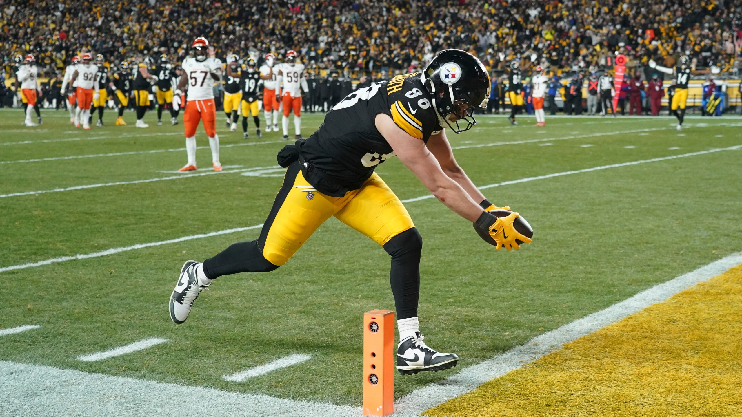 Pittsburgh Steelers tight end Pat Freiermuth (88) scores a touchdown during the second half of an NFL football game against the Cincinnati Bengals in Pittsburgh, Saturday, Jan. 4, 2025. (AP Photo/Matt Freed)