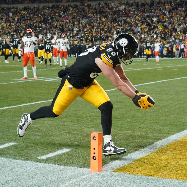 Pittsburgh Steelers tight end Pat Freiermuth (88) scores a touchdown during the second half of an NFL football game against the Cincinnati Bengals in Pittsburgh, Saturday, Jan. 4, 2025. (AP Photo/Matt Freed)