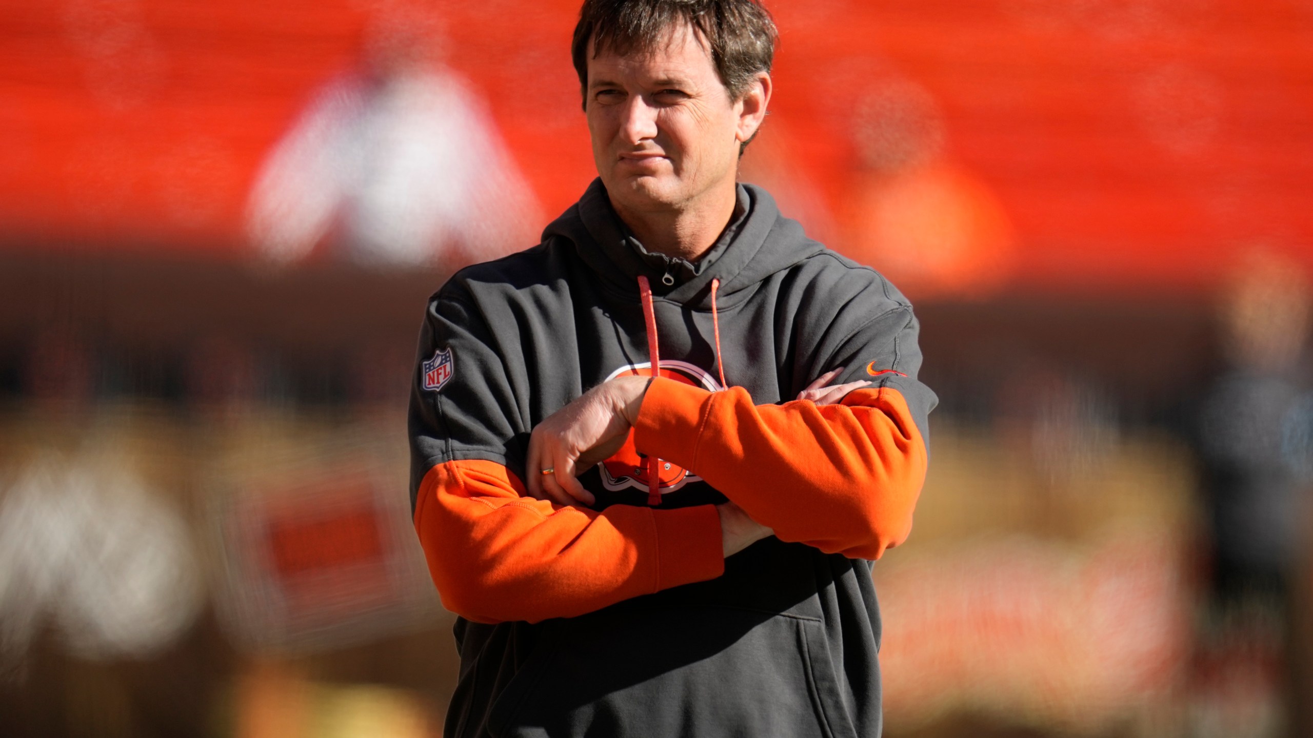 FILE - Cleveland Browns offensive coordinator Ken Dorsey watches as players warm up before an NFL football game against the Los Angeles Chargers Sunday, Nov. 3, 2024, in Cleveland. (AP Photo/Sue Ogrocki, File)