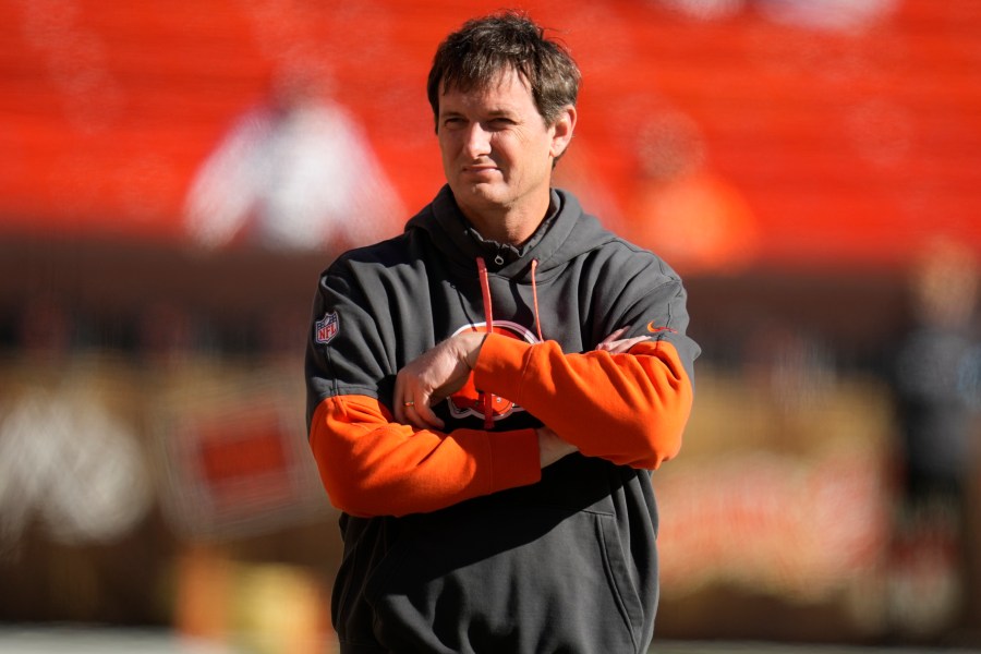 FILE - Cleveland Browns offensive coordinator Ken Dorsey watches as players warm up before an NFL football game against the Los Angeles Chargers Sunday, Nov. 3, 2024, in Cleveland. (AP Photo/Sue Ogrocki, File)