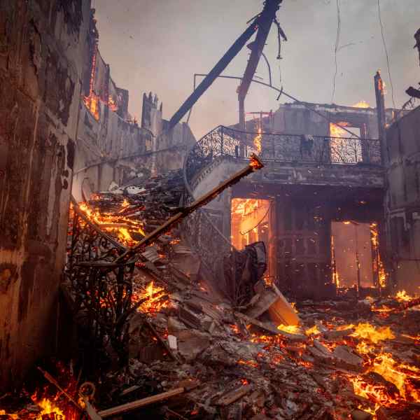 CORRECTS BYLINE FROM ETIENNE LAURENT TO ETHAN SWOPE - The Palisades Fire burns a residence in the Pacific Palisades neighborhood of Los Angeles, Tuesday, Jan. 7, 2025. (AP Photo/Ethan Swope)