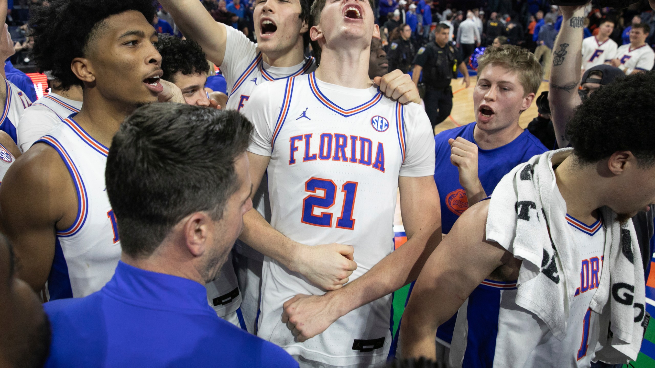 Florida forward Alex Condon (21) and the rest of the Florida team celebrate defeating Tennessee 73-43 after an NCAA college basketball game Tuesday, Jan. 7, 2025, in Gainesville, Fla. (AP Photo/Alan Youngblood)