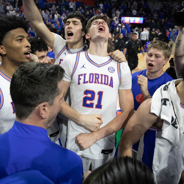 Florida forward Alex Condon (21) and the rest of the Florida team celebrate defeating Tennessee 73-43 after an NCAA college basketball game Tuesday, Jan. 7, 2025, in Gainesville, Fla. (AP Photo/Alan Youngblood)