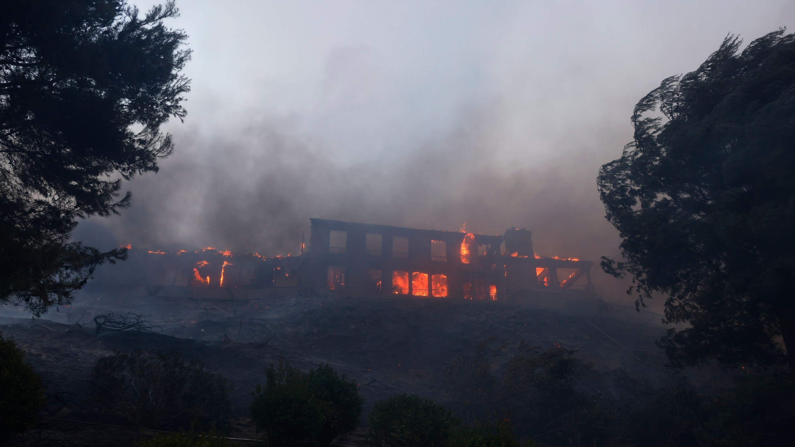 A residence burns as the Palisades Fire advances in the Pacific Palisades neighborhood of Los Angeles, Tuesday, Jan. 7, 2025. (AP Photo/Etienne Laurent)