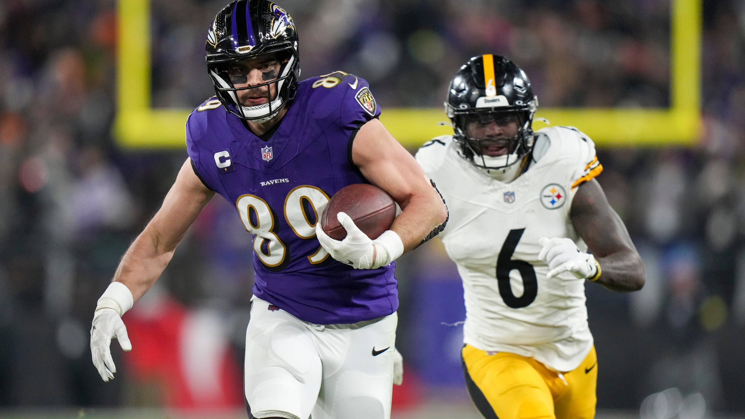 Baltimore Ravens tight end Mark Andrews runs after making a catch as Pittsburgh Steelers linebacker Patrick Queen (6) tries to stop him during the first half of an NFL wild-card playoff football game, Saturday, Jan. 11, 2025, in Baltimore. (AP Photo/Stephanie Scarbrough)