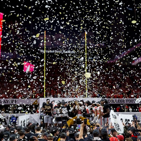 Ohio State celebra tras vencer a Notre Dame en el duelo por el título del fútbol americano colegial el lunes 20 de enero del 2025. (AP Foto/Butch Dill)