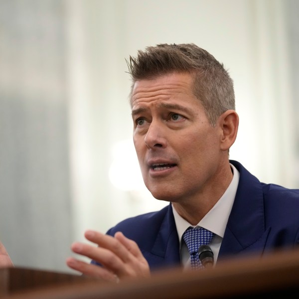 El exrepresentante republicano Sean Duffy da su testimonio ante la Comisión de Comercio, Ciencia y Transporte del Senado en el Capitolio en Washington, el miércoles 15 de enero de 2025, para su nominación a ser secretario de Transporte. (AP Foto/Susan Walsh)