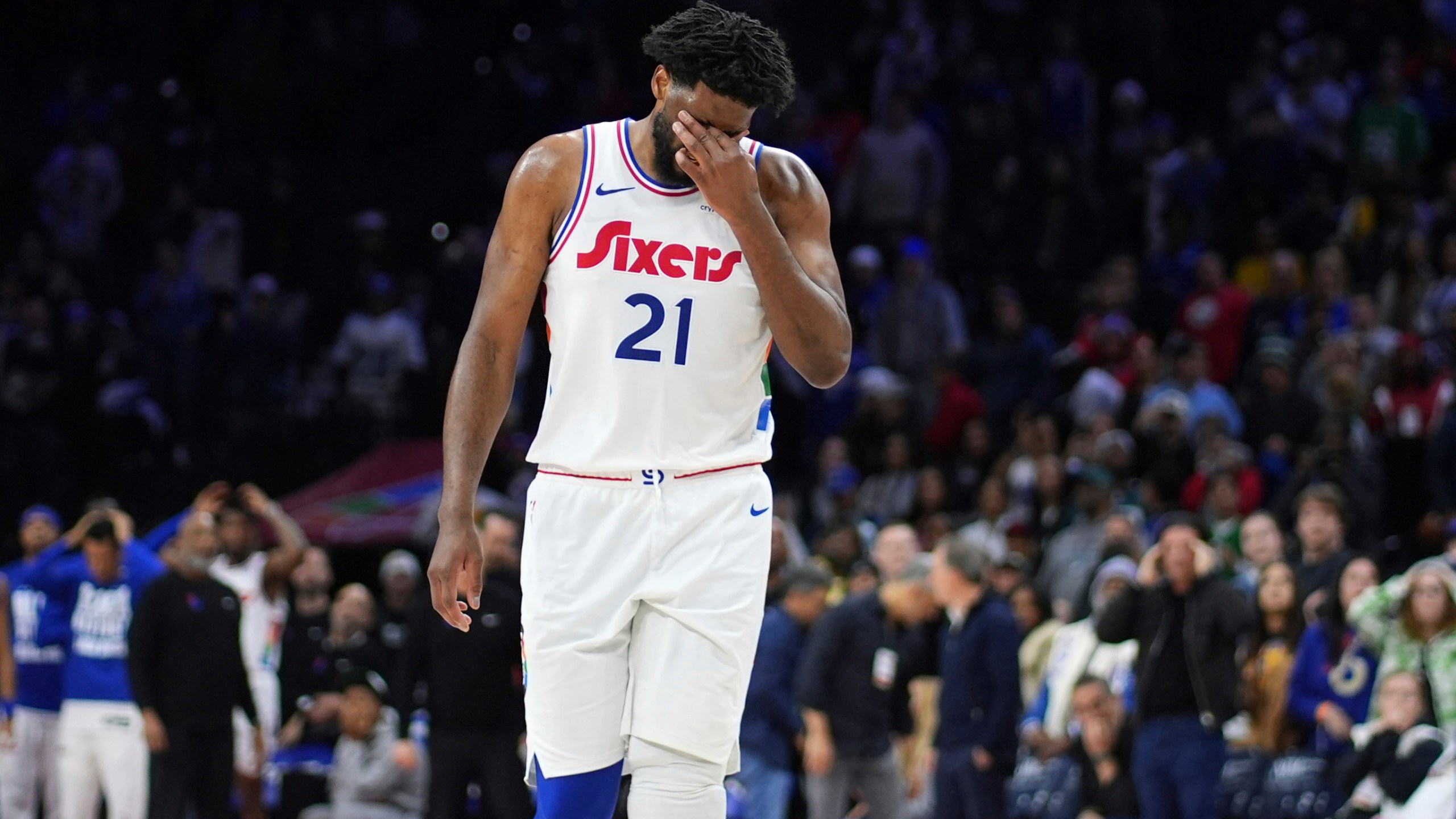 Joel Embiid, de los 76ers de Filadelfia, reacciona después de fallar un tiro durante la segunda mitad del juego de baloncesto de la NBA en contra de los Raptors de Toronto, el martes 11 de febrero de 2025, en Filadelfia. (AP Foto/Matt Slocum)